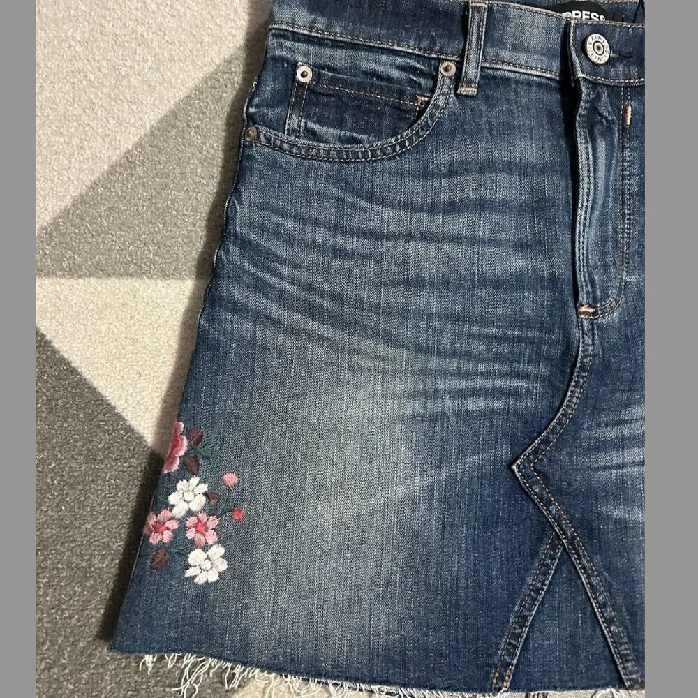 NWT‎ Express Floral Embroidered Raw Hem Jean Denim Mini Skirt Women's Size 6